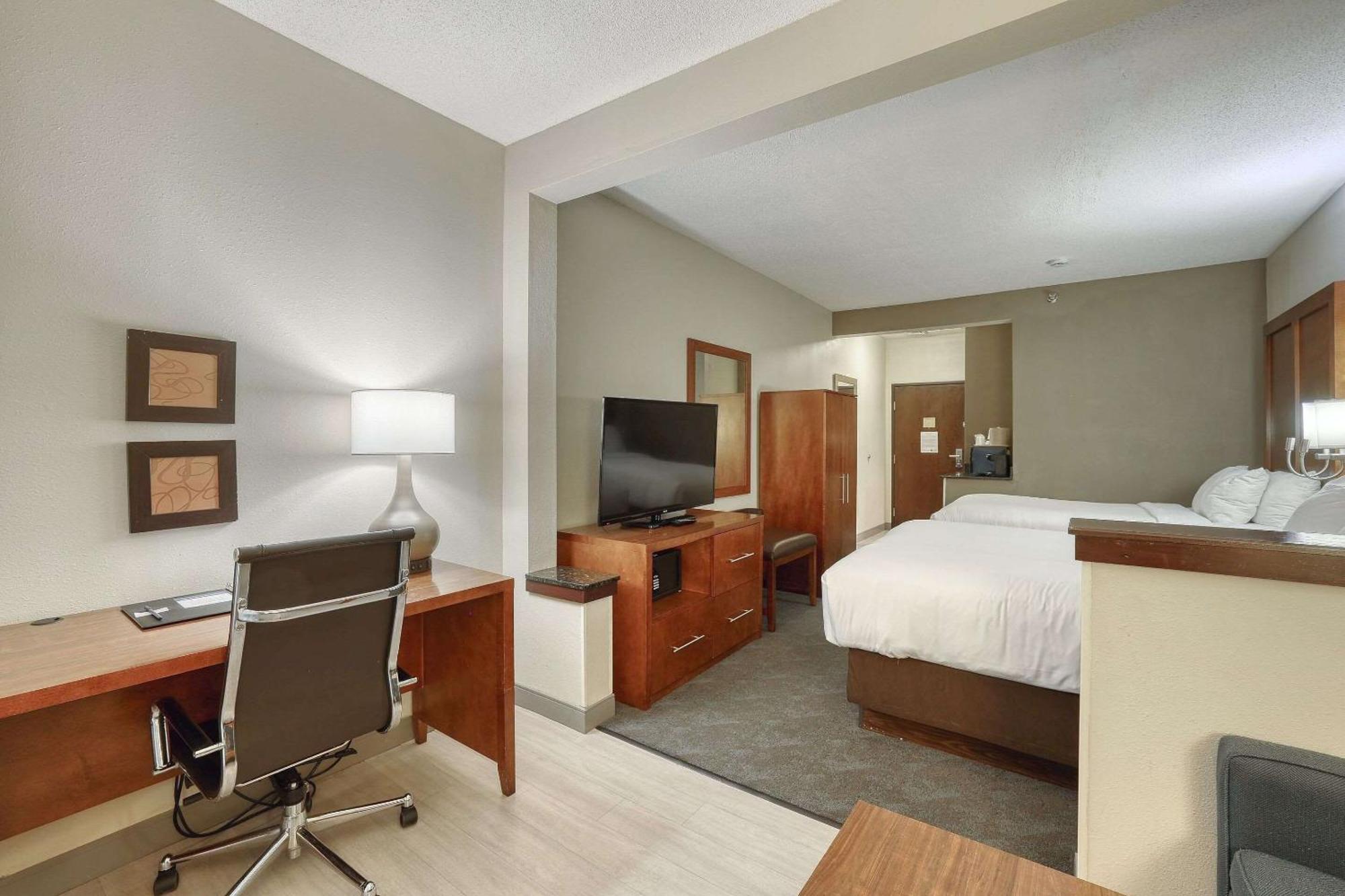 Double Suite Two Double Beds Non-Smoking